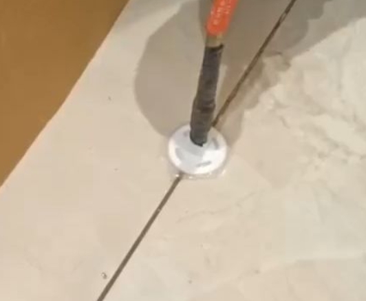 代县瓷砖空鼓维修公司专业解答瓷砖在铺贴过程中，如果没有涂抹均匀到位的粘结材料（如水泥砂浆或瓷砖胶），可能会导致以下问题